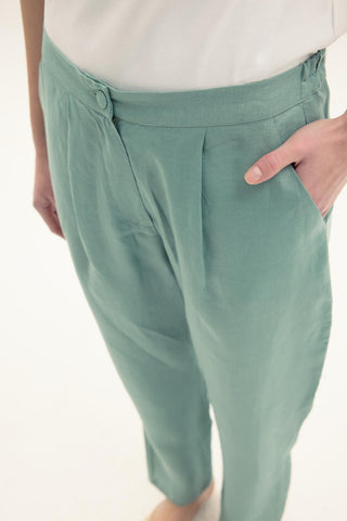 ELVIRA 100% Linen Carrot Trousers – Green